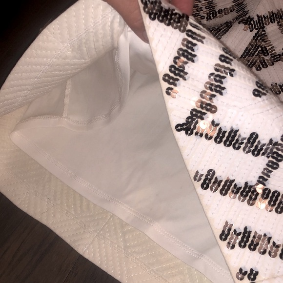 Express sequined mini skirt in white, black & silver, fully-lined interior - Picture 4 of 7